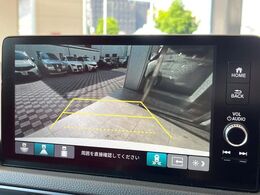 【バックカメラ】駐車時に後方がリアルタイム映像で確認できます。大型商業施設や立体駐車場での駐車時や、夜間のバック時に大活躍！運転スキルに関わらず、今や必須となった装備のひとつです！