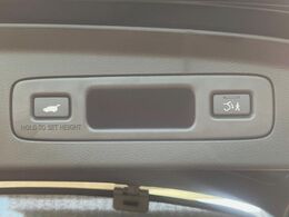 【ハンズフリーパワーバックドア】リアバンパー下部に足先を出し入れするだけでバックドアが自動で開閉♪両手が荷物でふさがっている時でもラクラク開閉操作が行えます！