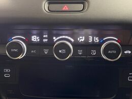 【左右独立型フルオートエアコン】運転席と助手席でそれぞれお好みの温度に設定可能。同乗者にも配慮した、快適な空調をお届け致します。