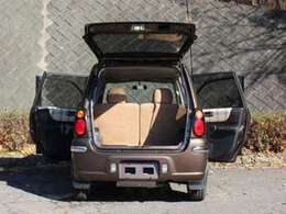 シートを倒せば後ろはフラットになります