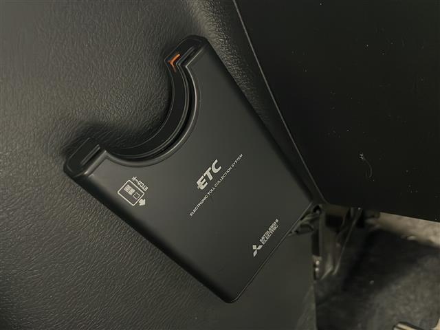 【ETC】有料道路を利用する際に料金所で停止することなく通過できる、ETC車載器（ノンストップ自動料金収受システム機器）が装備されています。セットアップを行うことで利用可能になります。