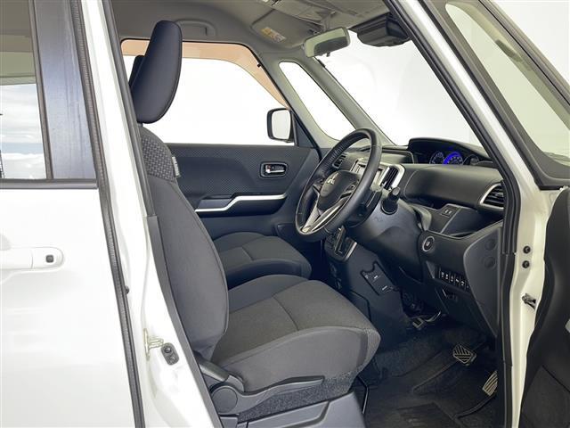 【運転席】座り心地が良いシートなので長時間の運転でも快適にお過ごしいただけます。新品のフロアマットのご注文も可能です。掲載箇所以外にご希望の写真がございましたらお気軽にお問い合わせ下さい。