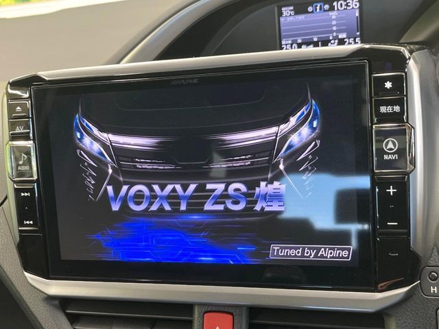 【BIG-X11インチナビ】人気の大画面BIG-Xナビを装備。専用設計で車内の雰囲気にマッチ！ナビ利用時のマップ表示は見やすく、テレビやDVDは臨場感がアップ！いつものドライブがグッと楽しくなります♪