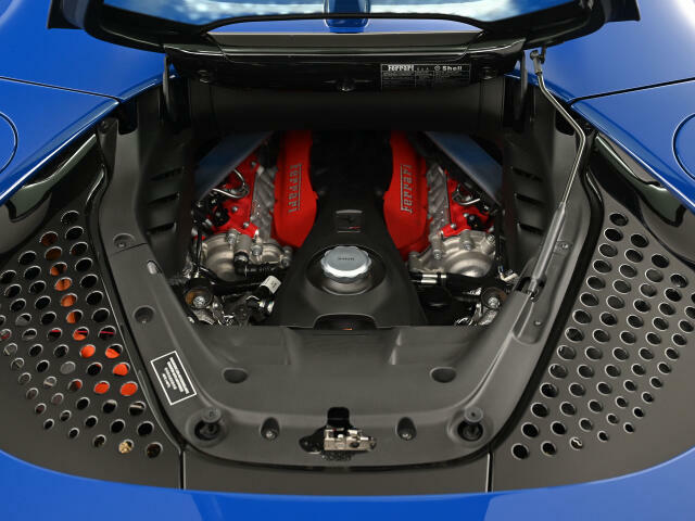 V8ツインターボプラグインハイブリッドになります。V8気筒歴代トップの出力になります。凄まじい加速・パワーを提供します。また、モーターで始動をするので、早朝時や深夜の始動も気にせずに発進できます。