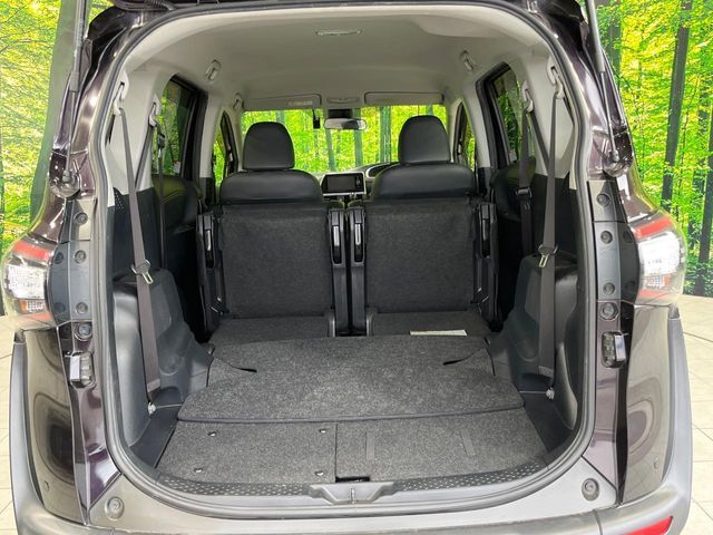 普段のお買い物や通勤、送迎等に十分な荷室スペースを確保しております。セカンドシートを倒すと、大きな荷物の積載も可能です♪