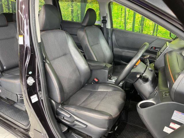 運転席シート廻りは使用感も少なく、良好な状態となっています。丁寧に使われていたことがよくわかりますね。