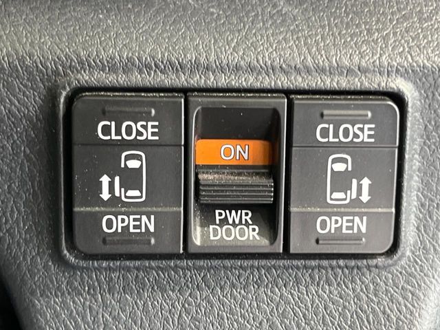 【両側パワースライドドア】スマートキーや運転席のスイッチで後席両側スライドドアの開閉が可能♪電動だから力を入れてドアを開ける必要が無く、小さなお子様でも簡単に開け閉めでき快適です♪