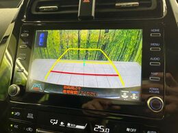 【バックカメラ】駐車時に後方がリアルタイム映像で確認できます。大型商業施設や立体駐車場での駐車時や、夜間のバック時に大活躍！運転スキルに関わらず、今や必須となった装備のひとつです！