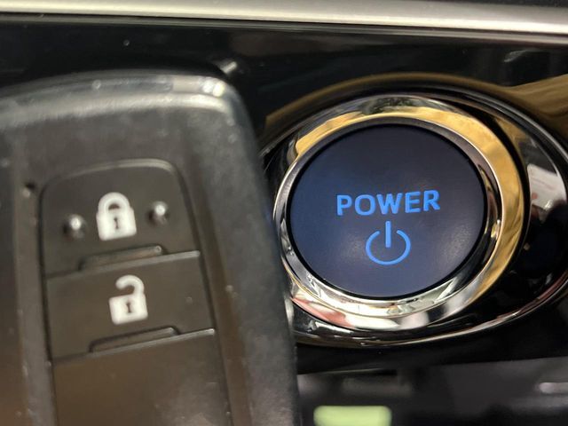 【スマートキー】カバンやポケットに入れたままでもドアの施錠・解錠が可能なスマートキーを装備。エンジンのオン・オフ時もカギを取り出す必要が無いからとっても便利です♪