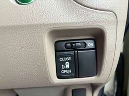 左側スライドドア、ご年配の方やお子様まで乗り降り楽々です。開閉時の幅もスウィング式ドアーに比べ少なくてお隣の車に当ててしまう事も無くて安心です！