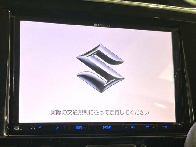 【純正ナビ】人気の純正ナビを装備しております。ナビの使いやすさはもちろん、オーディオ機能も充実！キャンプや旅行はもちろん、通勤や買い物など普段のドライブも楽しくなるはず♪