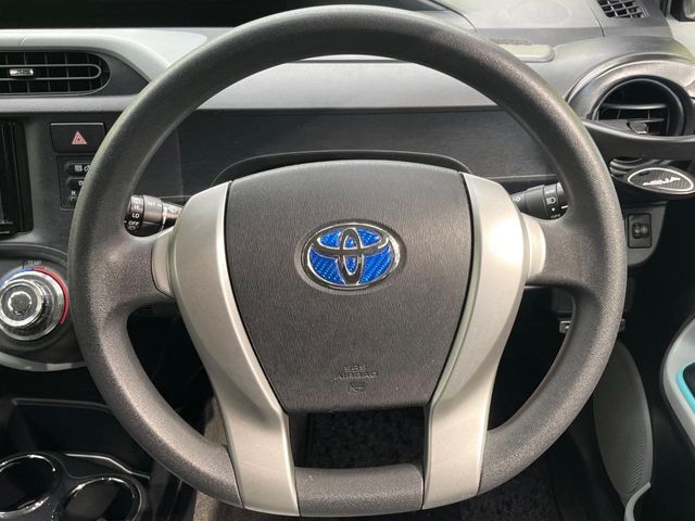 インテリアに合わせたデザインのステアリングは、運転される方のことも考え、運転しやすい形状、大きさです。是非一度、実際に触ってお確かめください。