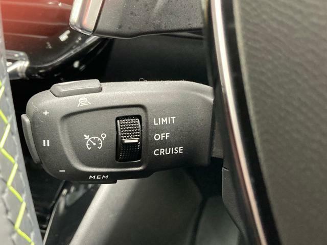 アクティブクルーズコントロール（ストップ＆ゴー機能付）　前走車がいる場合はレーダーと車載カメラがその速度と距離を検知し自動制御によって適切な車間距離を保ちます。