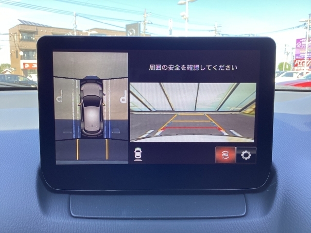 狭い場所での駐車やすれ違いなどでより的確な運転操作に役立つ360°ビューモニターが装備されています。