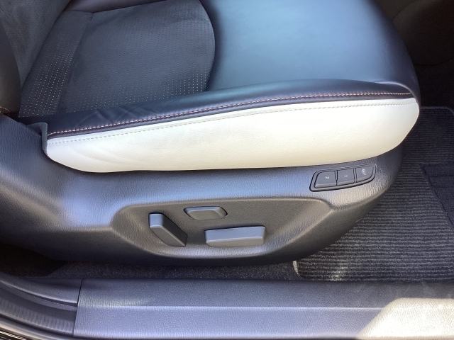 シートメモリー機能を備える10WAYパワーシートを装備！体格や好みに応じたポジションをスムーズに調整できます。