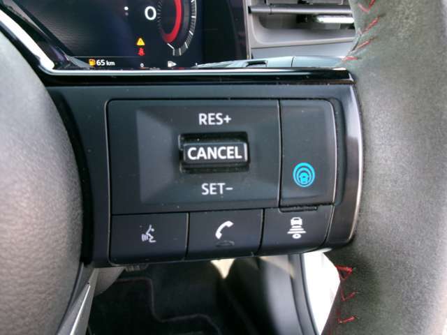 プロパイロット。高速道路の運転で、アクセル、ブレーキ、ステアリングをクルマがアシスト。ドライバーの負担を軽減します。