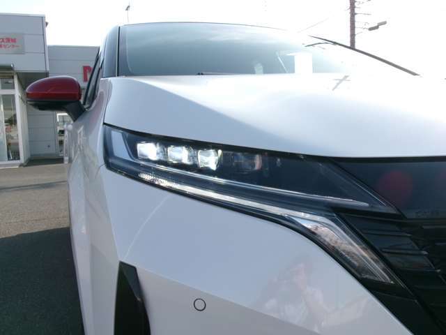 LEDヘッドランプ。夜間ドライブ安心。ハイビームアシスト。ヘッドランプのハイビームとロービームを自動切り替え。常に良好な前方視界の維持をサポート。