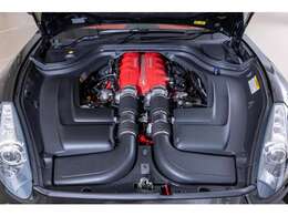 搭載されるV8エンジンは、490CVを発揮いたします。自然吸気のエンジン音をお楽しみいただけます。