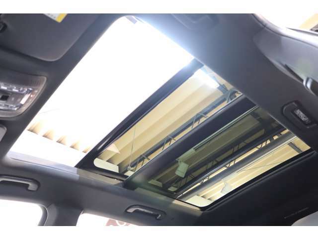 車内を明るく開放的な空間へと変貌させるパノラミックガラススライディングルーフを搭載！用途に合わせチルトアップ＆スライディング操作が選択可能です！