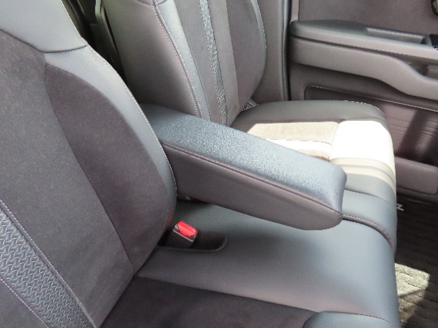 【フロントのアームレスト】前席はアームレスト付きです。肘を置いてゆったりとした姿で運転できます。