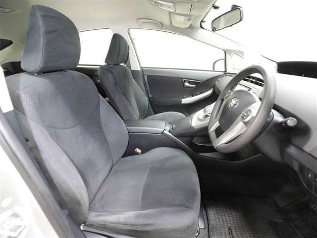 ゆったり室内で運転もしやすいです♪使い勝手の良い配置も考えられています！！