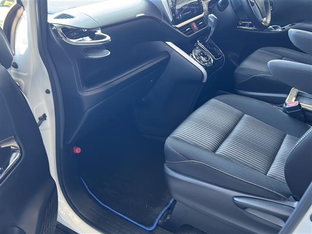 店舗にて現車の確認もいただけますので、お電話で在庫のご確認の上是非ご来店くださいませ。