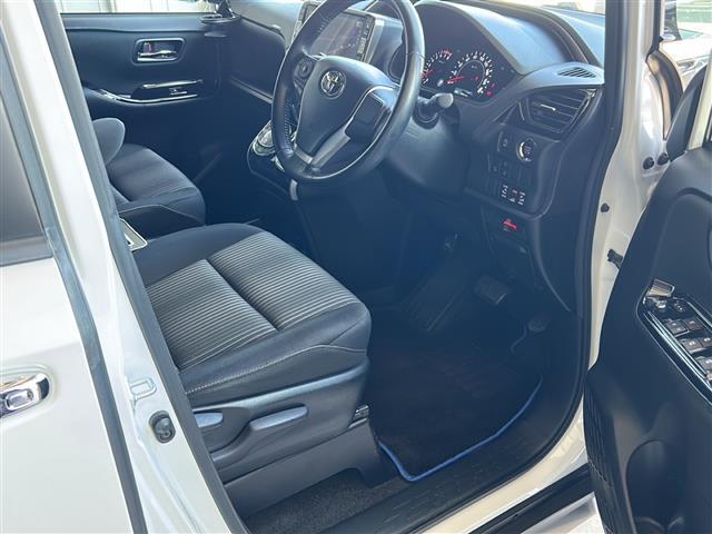 店舗にて現車の確認もいただけますので、お電話で在庫のご確認の上是非ご来店くださいませ。