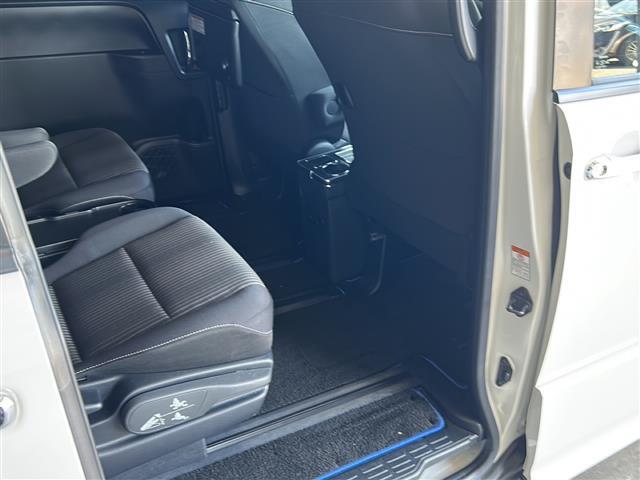 店舗にて現車の確認もいただけますので、お電話で在庫のご確認の上是非ご来店くださいませ。