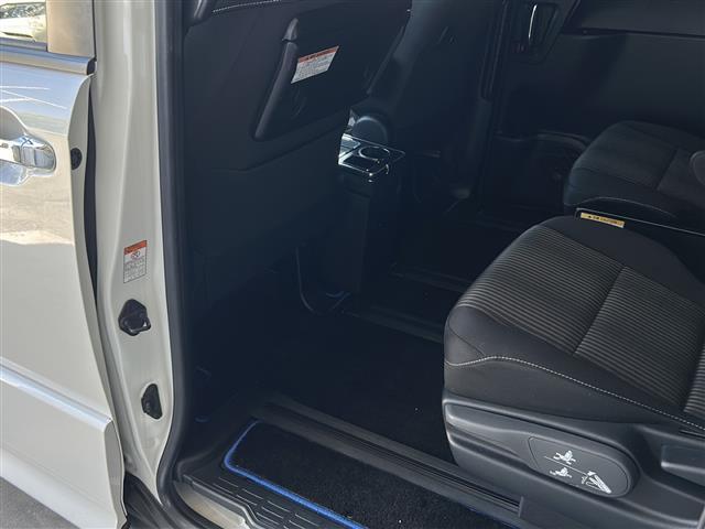 店舗にて現車の確認もいただけますので、お電話で在庫のご確認の上是非ご来店くださいませ。