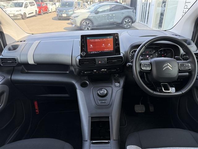 フランス車ならではのオシャレな内装がオススメです！