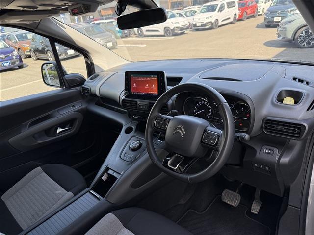 フランス車ならではのオシャレな内装がオススメです！