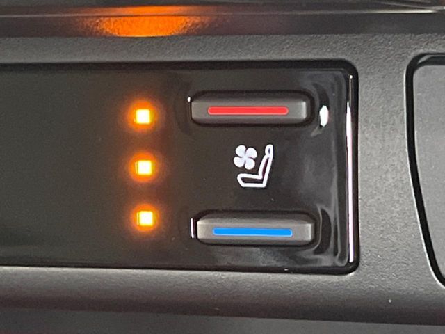 【シートベンチレーション】夏場は涼しい風でお尻や背中の熱やムレを防ぎ、冬はエアコンよりも早く温まってポカポカに！季節を問わず快適に過ごせます。