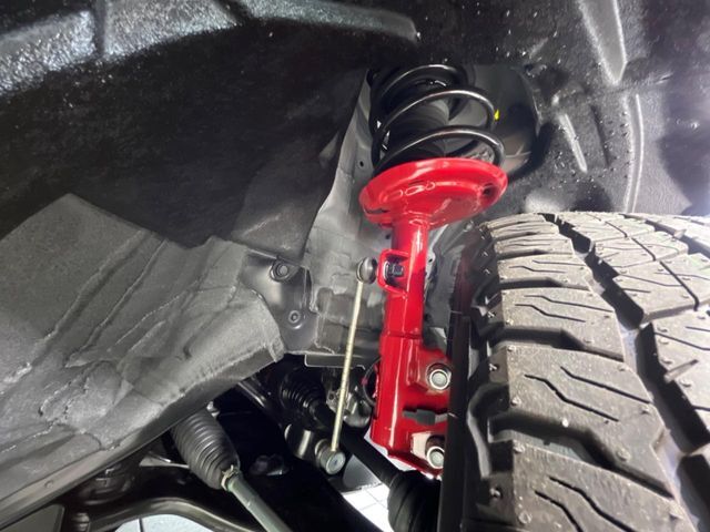 お車を安心してお乗りいただく為には、足回りの定期点検が欠かせません。サービスサポート（有償保証）では無料点検もご提供しており、安心のカーライフをお過ごしいただけるサポート体制が整っています。