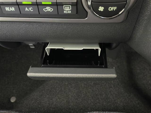 【グローブボックス】車検証ケースや、日頃使う小物類の収納に便利ですね！