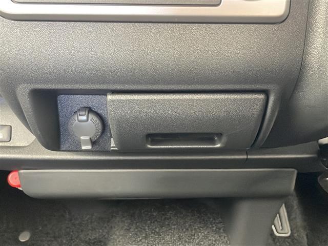 【運転席】座り心地が良いシートなので長時間の運転でも快適にお過ごしいただけます。新品のフロアマットのご注文も可能です。掲載箇所以外にご希望の写真がございましたらお気軽にお問い合わせ下さい。