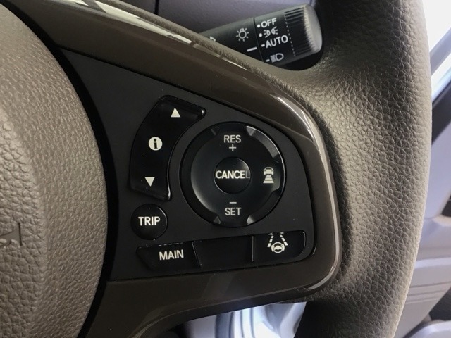 アクセルから足を離しても設定したスピードを保ち走行し、高速道路での疲労軽減に役立つクルーズコントロール付きです！