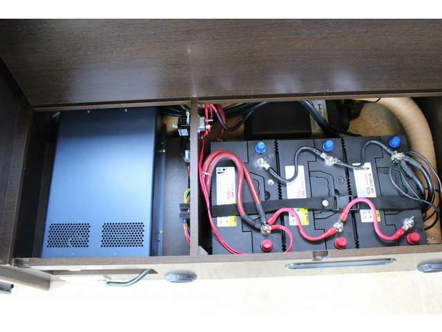 トリプルサブバッテリー・走行充電器・2000Wインバーター！！その他追加装備の取り付けも当社お任せ下さい！！