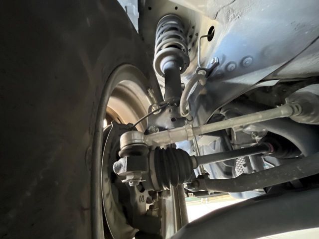お車を安心してお乗りいただく為には、足回りの定期点検が欠かせません。サービスサポート（有償保証）では無料点検もご提供しており、安心のカーライフをお過ごしいただけるサポート体制が整っています。