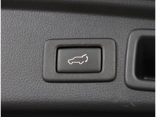 パワーリヤゲートを搭載しておりますので、「ワンタッチでリヤゲートの開閉が楽々！