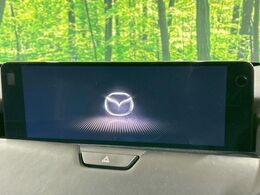 【12.3インチマツダコネクト】車内の雰囲気にマッチした大型ディスプレイ。スマホ接続でのナビ使用やBluetooth再生等、様々な機能が楽しめます。直感的なダイヤル操作が可能で、使い勝手も良好です。