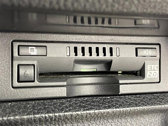 【ETC】有料道路を利用する際に料金所で停止することなく通過できる、ETC車載器（ノンストップ自動料金収受システム機器）が装備されています。セットアップを行うことで利用可能になります。