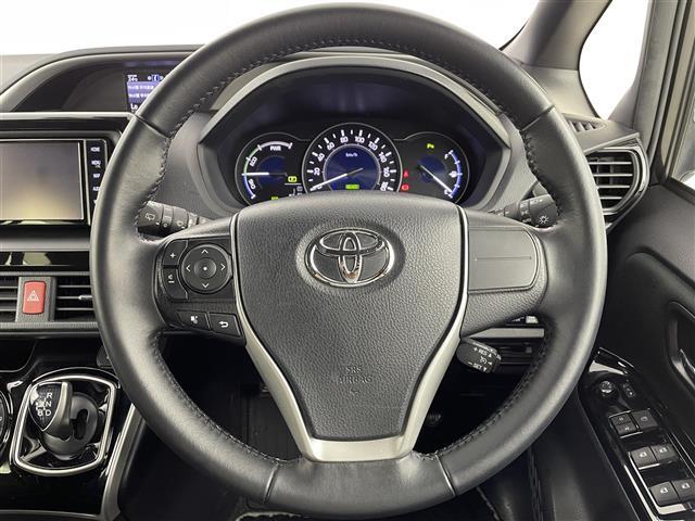 【ステアリング】軽い力で扱いやすいハンドルです。目立つ傷やスレなどなく綺麗な状態です！除菌プランいれていただくとさらに快適に！清潔なお車はお子様にも安心ですね！