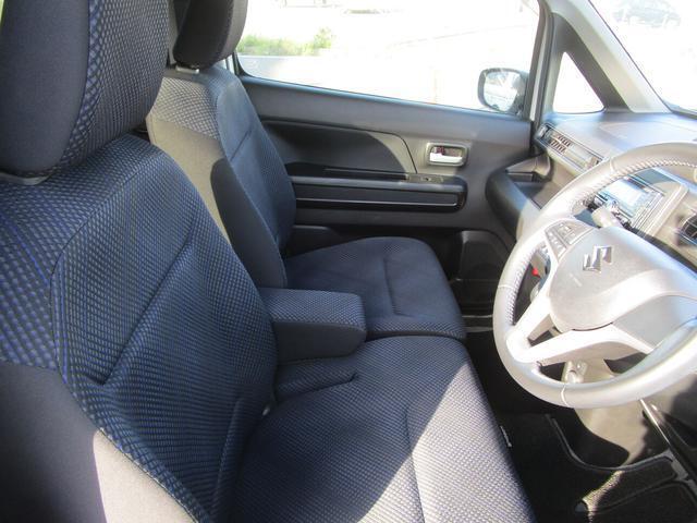フロントシートはベンチシートです。インパネシフトで足元は広々。運転席と助手席はウォークスルーできます。