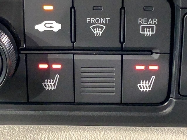 フロント両席にはシートヒーターが付いています！寒い日に便利な装備ですね。
