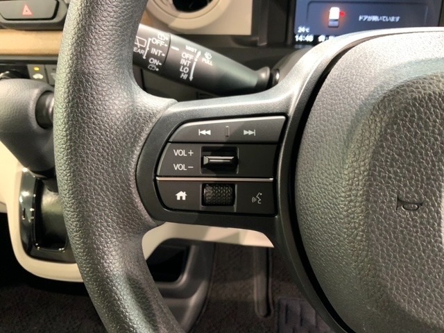 ステアリングにオーディオ操作スイッチが付いています。オーディオ画面に直接タッチしなくても操作が出来ますので、運転に集中できます。