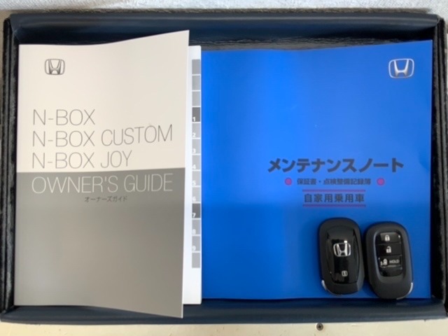 スマートキーは鍵をバッグに入れたままでもドアロックの開閉やエンジンのON・OFFができます。夜間や雨の日も鍵を探さなくて良いので便利です。