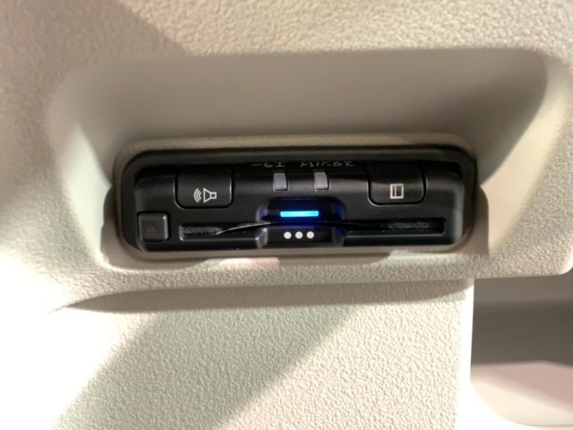 いまや快適なカーライフに欠かせないETCが付いています。