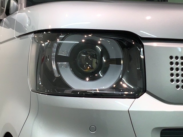 LEDヘッドライトは、点灯の瞬間から最大光量を発揮し、突然暗くなるトンネルなどでの安定感を高めます。