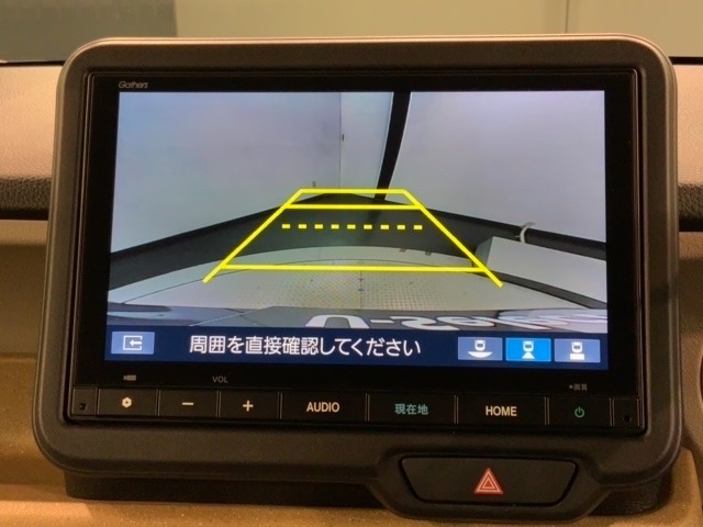 リバースギアに入れるだけで後方の表示へ切り替わります。夜間や雨の日の駐車も楽になりますよ。