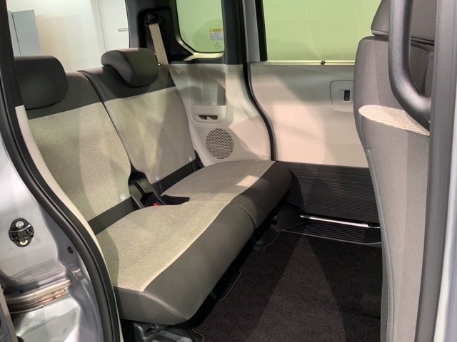 後席も余裕の広さ！ゆったりくつろげます！！